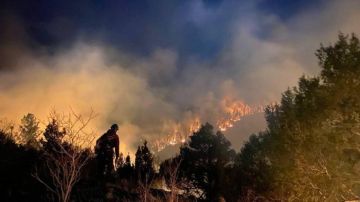 Operaciones de contrafuego en el incendio Hermits Peak en Nuevo México.