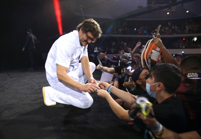 Pedro Pascal se presentó en el panel de "The Mandalorian" durante Star War Celebration 2022.