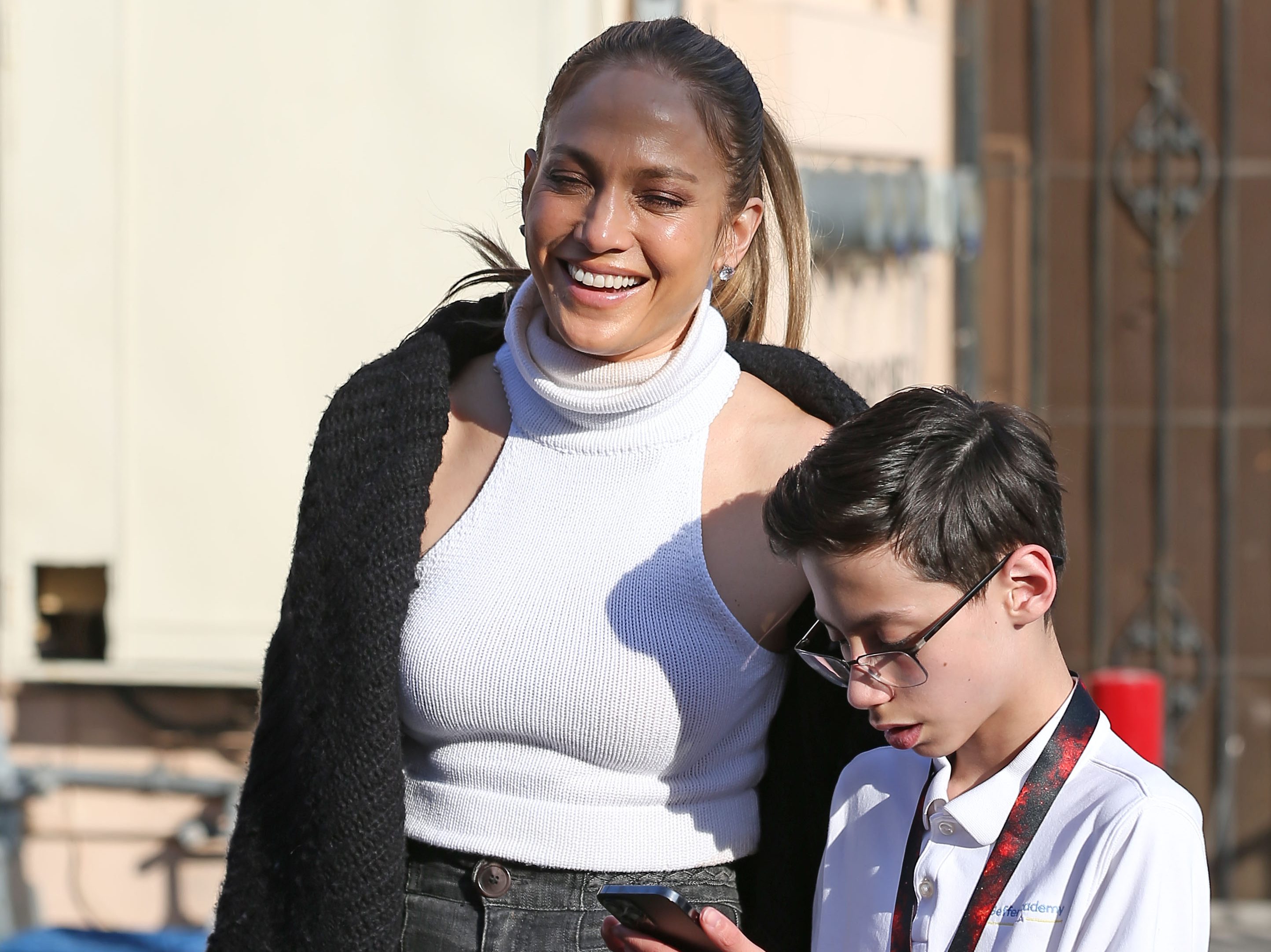 Jennifer Lopez roba miradas con sexy blusa blanca, fue a almorzar con su  hijo Max y Ben Affleck a restaurante de comida mexicana - La Opinión
