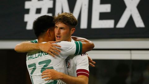 Jesús Gallardo y Santiago Giménez de México celebran un gol ante Nigeria.