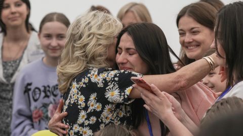 Jill Biden visita a madres ucranianas refugiadas en Rumania