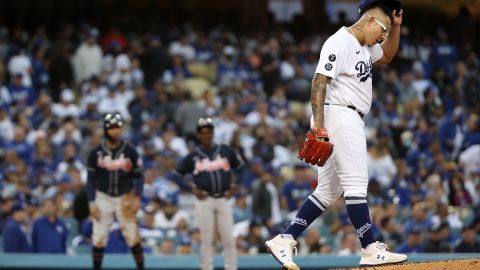 Julio Urías contra los Bravos de Atlanta.