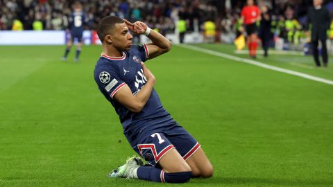 Kylian Mbappé celebra gol contra el Madrid.