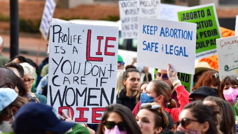 LAPD se enfrentó a manifestantes en el centro de la ciudad durante las protestas contra la posible revocación de la decisión Roe vs. Wade