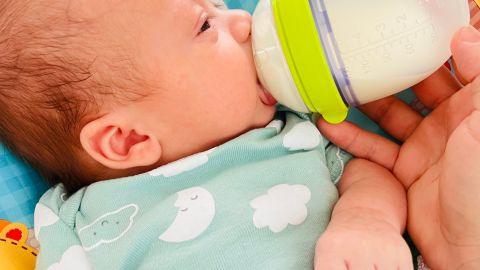 Aarón Gabriel toma su biberón con leche de fórmula. (Cortesía Viviana España)