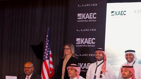 Lucid firmando alianza