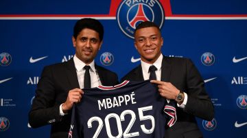 Mbappé tras extender su contrato en el PSG.