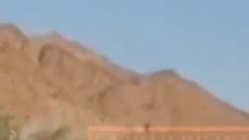 Migrantes se salvan de ser arrollados por un tren en la frontera.