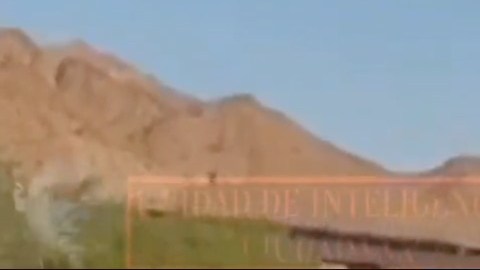 Migrantes se salvan de ser arrollados por un tren en la frontera.