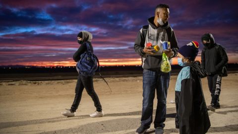 Milicianos de Texas armados acusados de patrullar y detener migrantes en la frontera entre EE.UU. y México con la colaboración de las autoridades
