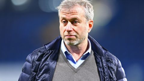 Millonario ruso Roman Abramovich afirmó falsamente que hizo un trato para levantar el sitio de la acería de Mariúpol solo para salvar su fortuna