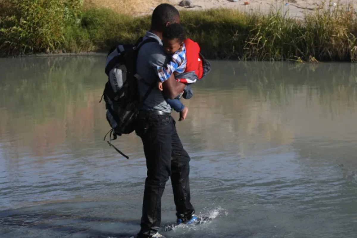 Muere niño migrante  en el Río Bravo; su hermano está desaparecido.