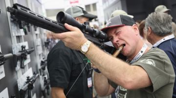 Personas prueban rifles SIG SAUER en una convención de la NRA