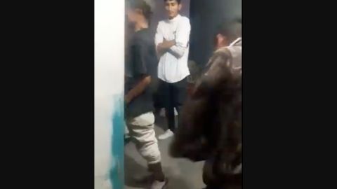 Castigan a narcomenudistas con tablazos y los humillan en video.
