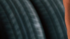 Mecánico revisa neumático