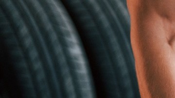 Mecánico revisa neumático