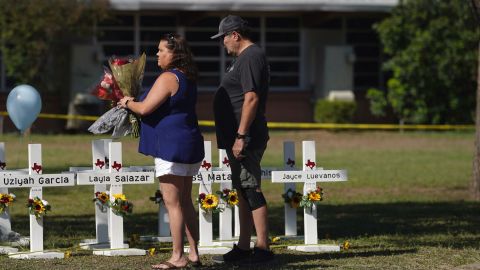 Niña de 11 años sobrevivió tiroteo en Texas al untarse con sangre de su amiga, mientras Salvador Ramos seguía disparando