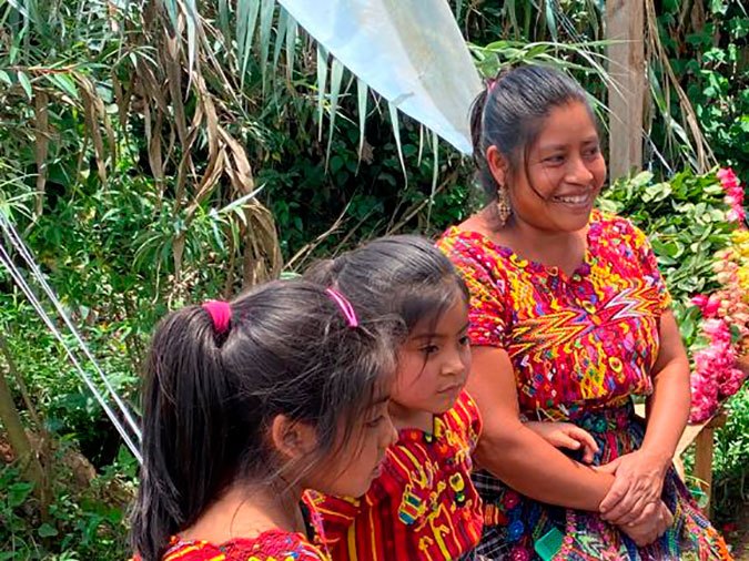 Del campo a las manos de una madre en Miami, el increíble viaje de las rosas guatemaltecas