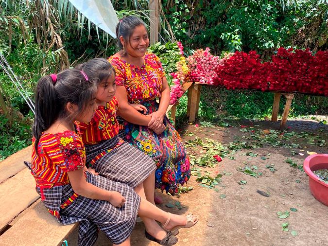 Del campo a las manos de una madre en Miami, el increíble viaje de las rosas guatemaltecas