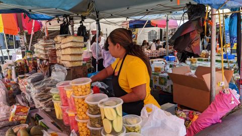Silvia Orozco ha vendido en el Corredor Salvadoreño por más de 22 años. (Jacqueline García/La Opinión)