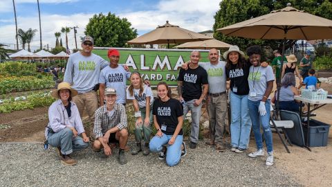 Erika Cuellar (i) junto a miembros previamente encarcelados y voluntarios. (Jacqueline García/La Opinión)