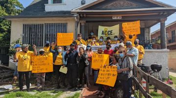 Inquilinos y miembros de ACCE frente a la casa en cuestión. (Jacqueline García/La Opinión)