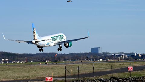 VIDEO: Pasajero amarrado a su asiento con cinta de aislar por manosear azafatas de Frontier Airlines