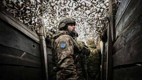 Profesor ucraniano imparte clases armado y uniformado desde el frente de guerra