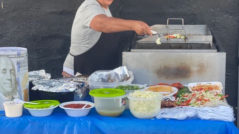 A Roselia "Rosy" Milagro Rosales Gil, una vendedora ambulante de comida, le robaron su camioneta Van por quinta vez. (Cortesía)