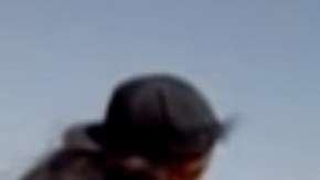 Sicaria de los Chapitos presume sus armas en internet.