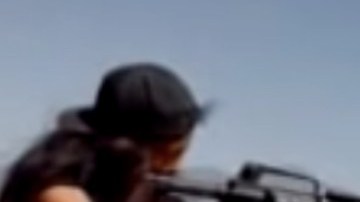 Sicaria de los Chapitos presume sus armas en internet.