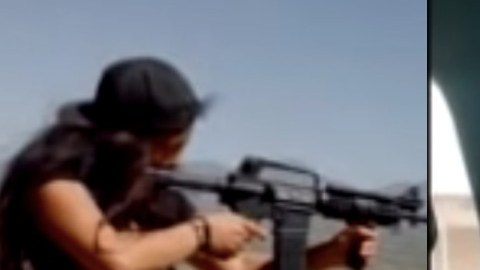Sicaria de los Chapitos presume sus armas en internet.