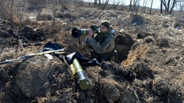 Soldados voluntarios de EE.UU. hacen estallar un tanque ruso con un lanzacohetes