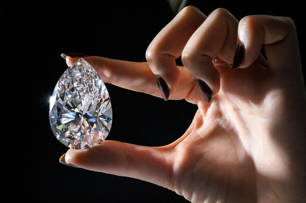 El diamante blanco, conocido como "The Rock", fue subastado por $21.9 millones de dólares en Ginebra, Suiza. 