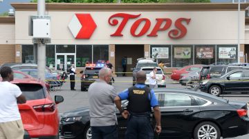La policía de Buffalo investiga el tiroteo en Tops Friendly Market, donde murieron 10 personas.