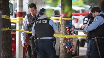 Tiroteo masivo en Chicago dejó al menos dos muertos y 10 personas heridas en un asalto afuera de un McDonald's