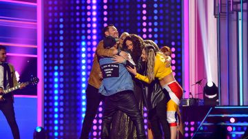 Todos abrazan a Michael Stuart que gana con Celia Cruz. Foto: TelevisaUnivision