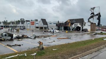 El tornado causó severos daños en en el centro de Gaylord, en Michigan.