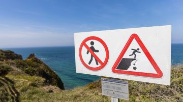 Turista intenta popular salto al mar desde acantilado de 25 metros, pero muere después de golpear con las rocas, mientras su esposa lo grababa