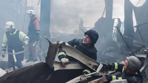 Bomberos de Ucrania trabajan en extinguir el fuego en una fábrica bombardeada por Rusia en Donetsk.