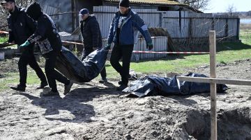 Ucranianos trazan una Z con cuerpos de soldados rusos muertos al recupera Járkov