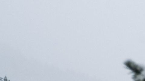 Un escalador murió y otros dos resultaron heridos en una avalancha en el Parque Nacional Rocky Mountains cuando mal clima impidió el rescate