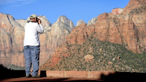 VIDEO Alpinista se aferra al borde de un acantilado en el Parque Nacional Zion después de lesionarse en una caída