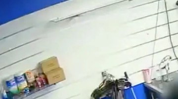 VIDEO: Guardia de seguridad de tabaquería en Compton se enfrenta a balazos con 4 ladrones donde murió uno de ellos