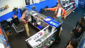 VIDEO: Guardia de seguridad de tabaquería en Compton se enfrenta a balazos con 4 ladrones donde murió uno de ellos