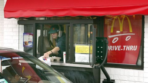 VIDEO Mujer embarazada vandalizó un McDonald's y terminó con twerking por la tardanza en entregar un pedido
