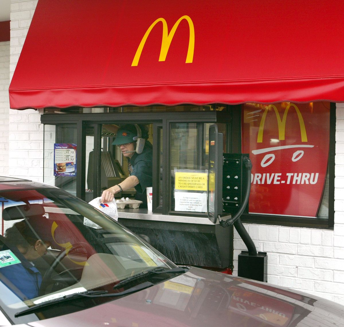 Una mujer embarazada se enfureció por el servicio lento que recibió en una ventanilla de  McDonald's