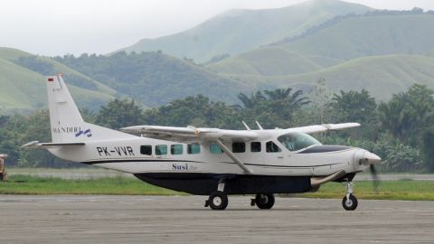 VIDEO Pasajero sin idea de cómo volar un avión aterriza sano y salvo después de que el piloto cayó inconsciente