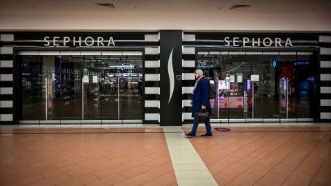 Video muestra a los ladrones robando descaradamente los estantes de tienda Sephora en Los Ángeles
