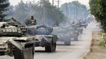 Video muestra como defensores ucranianos hacen estallar toda una columna de tanques Z rusos durante un bombardeo